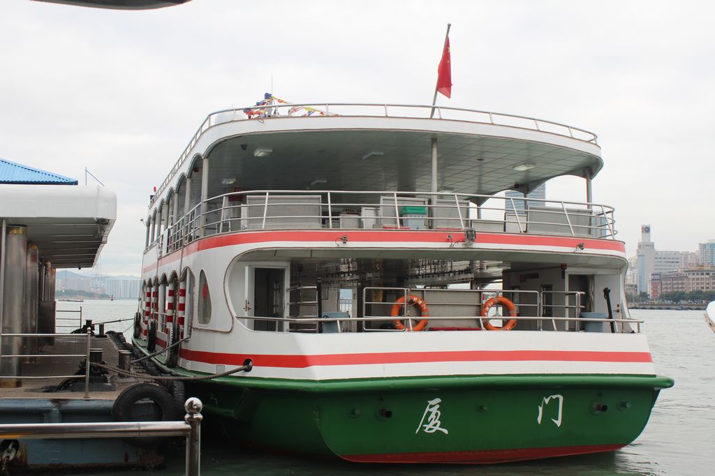 厦门鼓浪屿摆渡船 疯狂的小狮子漫步街头